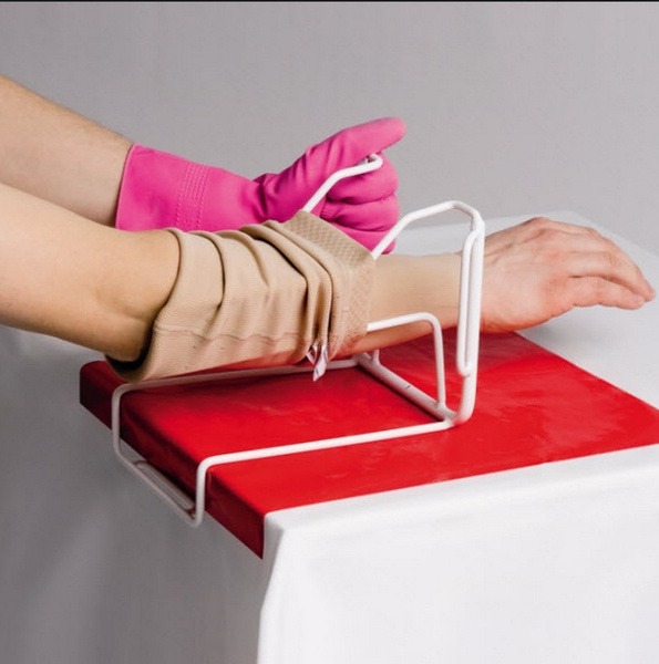 Compression Sleeve Butler: Easy On/Off Aid