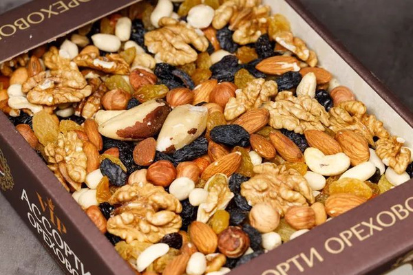 1kg Nut Mix with Raisins: Almonds, Peanuts, Hazelnuts, Walnuts, Cashews