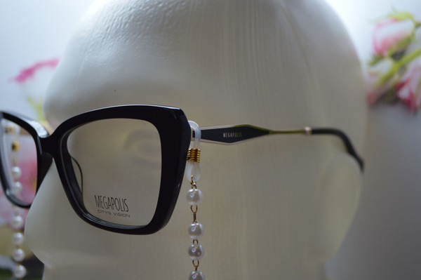 Stylish Beaded Eyeglass Holder