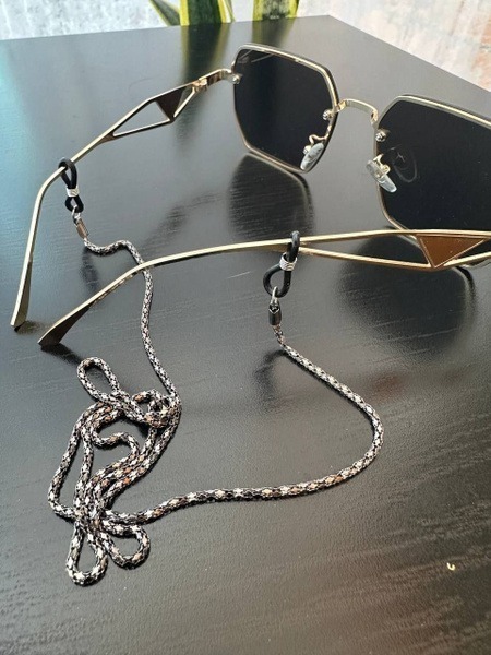 Women's Eyeglass Chain & Mask Holder: Stylish & Secure