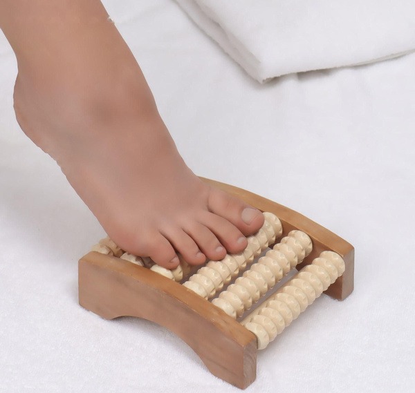Wooden Foot Massager with 6 Rollers - Deep Relaxation (17x14x6cm)