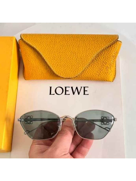 LOEWE LW40115U Cat Eye Sunglasses: Trendy & Stylish