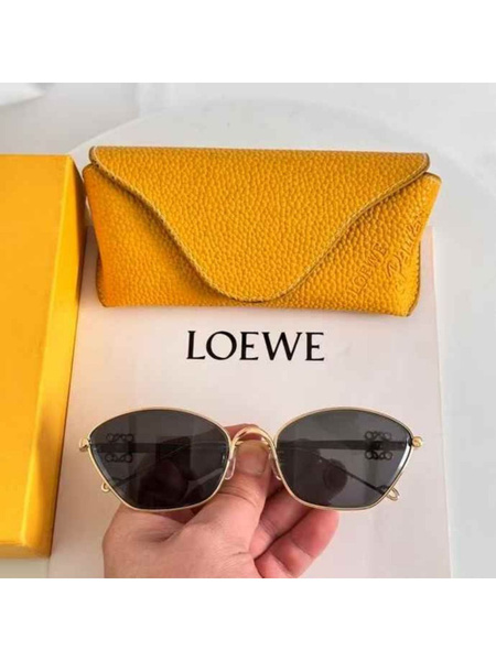LOEWE LW40115U Cat Eye Sunglasses: Trendy & Stylish