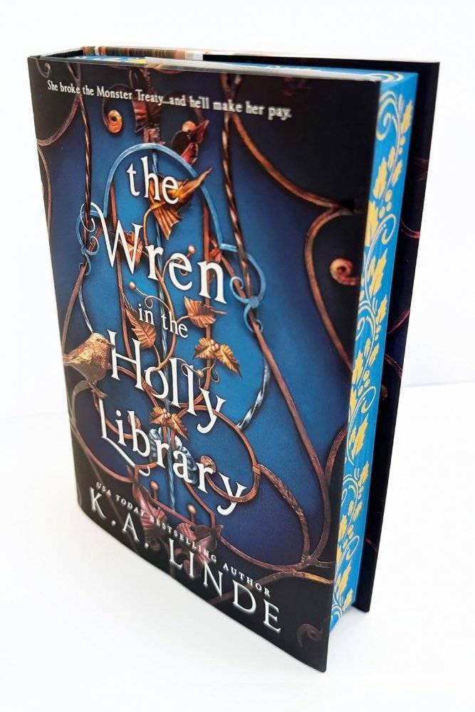 Wren in the Holly Library (Deluxe Limited Edition) фото книги 2